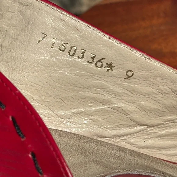 John Fluevog Red Sandals with Peep-Toe Design - Picture 8 of 9